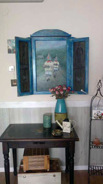 Decoración de Rudi, mesa con flores pintadas, cuadro zanpanzares con puertas