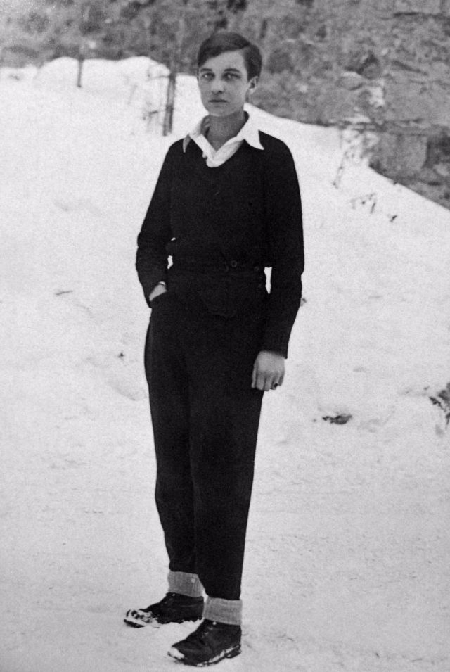 23 Amazing Black and White Photographs of Annemarie Schwarzenbach Taken