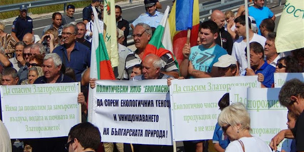 (FOTO) Locuitorii din Vidin și Calafat au blocat ieri traficul pe podul Vidin - Calafat în semn de protest împotriva construirii unei fabrici de anvelope