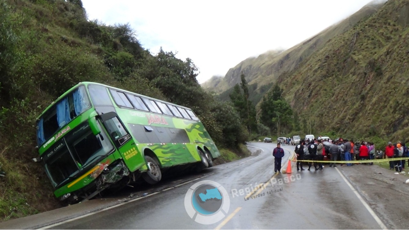"Group 10 NoticíasHuancayo" Choque frontal entre bus interprovincial