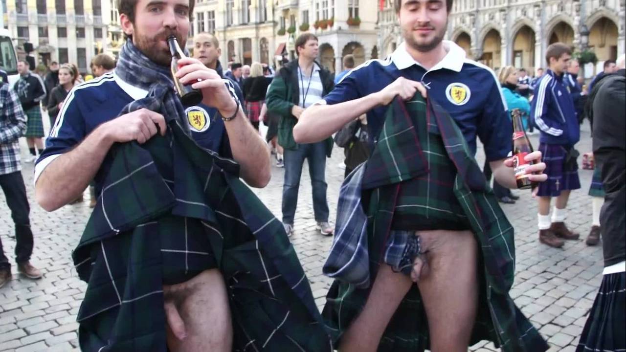Scottish dude rise his kilt with dick