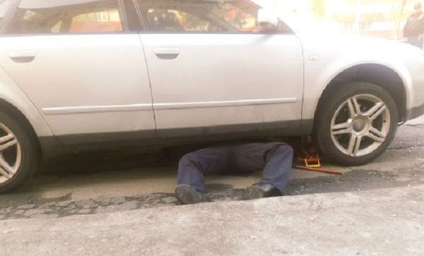 Policía quería cambiar su llanta pero murió aplastado por su camioneta Policía quería cambiar su llanta pero murió aplastado por su camioneta