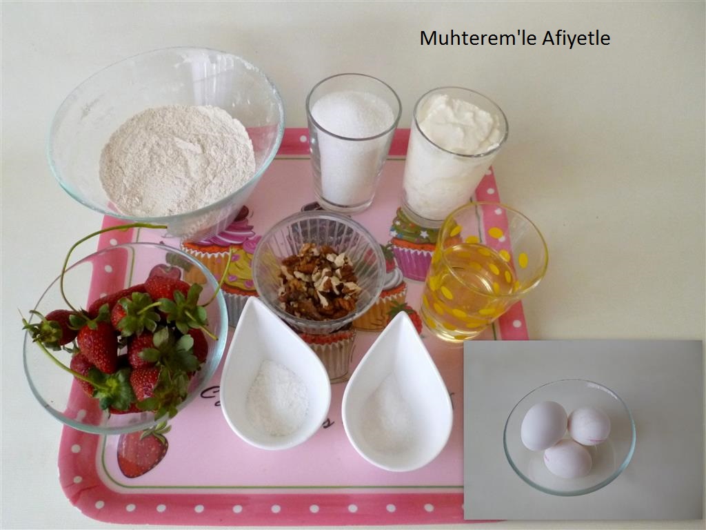 Muhterem�le Afiyetle SİYEZ UNLU ÇİLEKLİ KEK