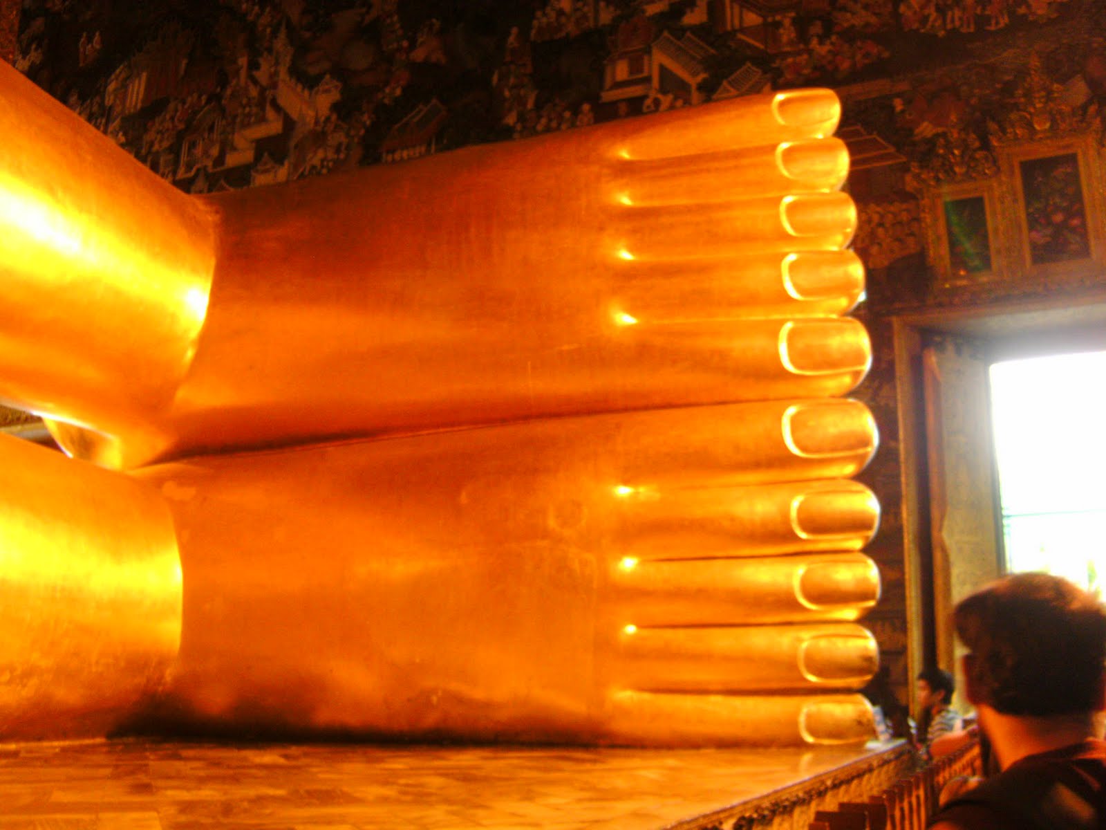 Золотая лежит на дне. Золотая стопа Будды. Ноги Будды.