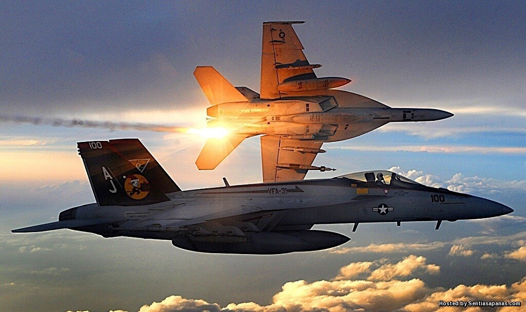 Video Jet Pejuang F/A-18 Super Hornet AS Terserempak Kapal UFO!