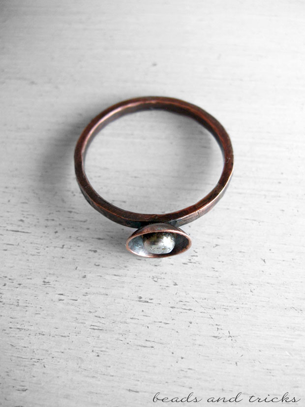 Piccolo anello con coppetta in rame e argento di recupero