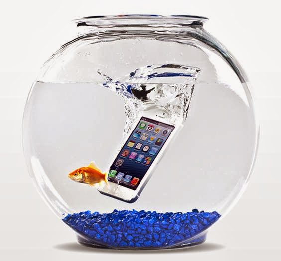 смартфон упал в воду. Iphone в воде. смартфон попал в воду. сенсорный телефон в воде. Sony xperia zr.