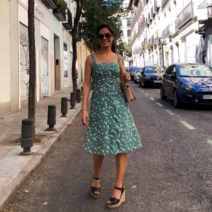 SUMMER OUTFIT LOOK: Vestido midi de flores con botones