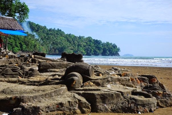 Indowalking: Objek Wisata Pantai Air Manis | Sumatra Barat