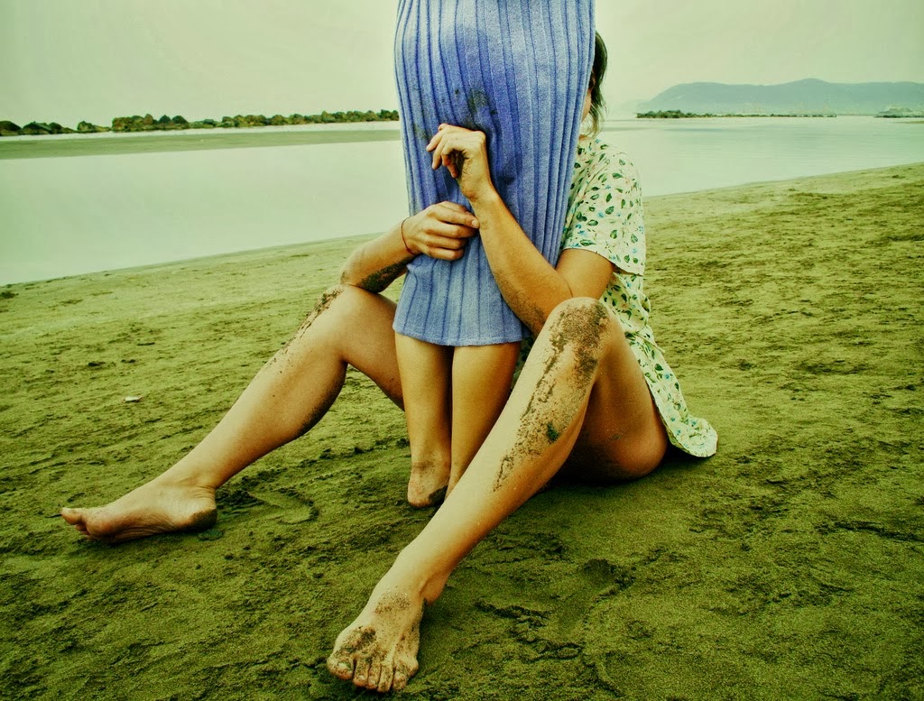Девушка обнимает ногу. Фотограф Федерико Эрра. Обняла ногами. Обнимает ножки. Девушка обнимает ногами.