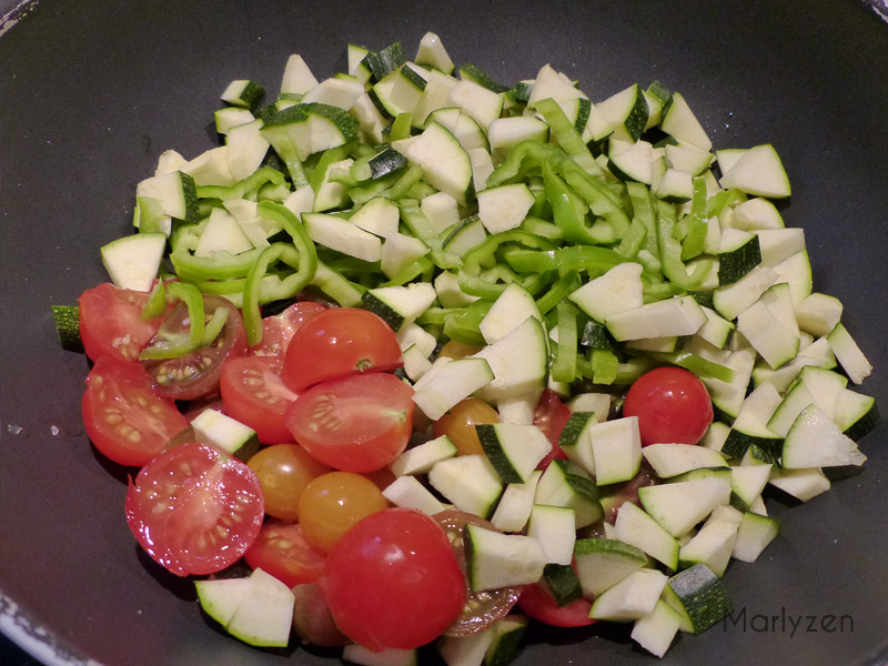 Faites sauter les légumes au wok.