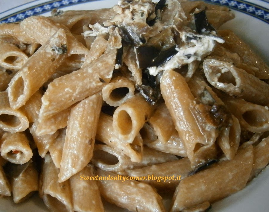 penne integrali con melanzane, pomodorini e formaggio alle erbe