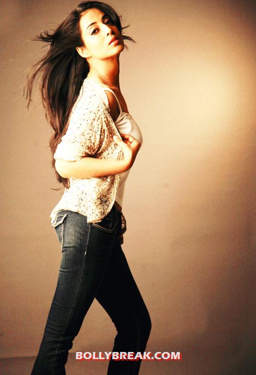 mahie Gill seductive pose - (2) -  Mahie Gill risking it all