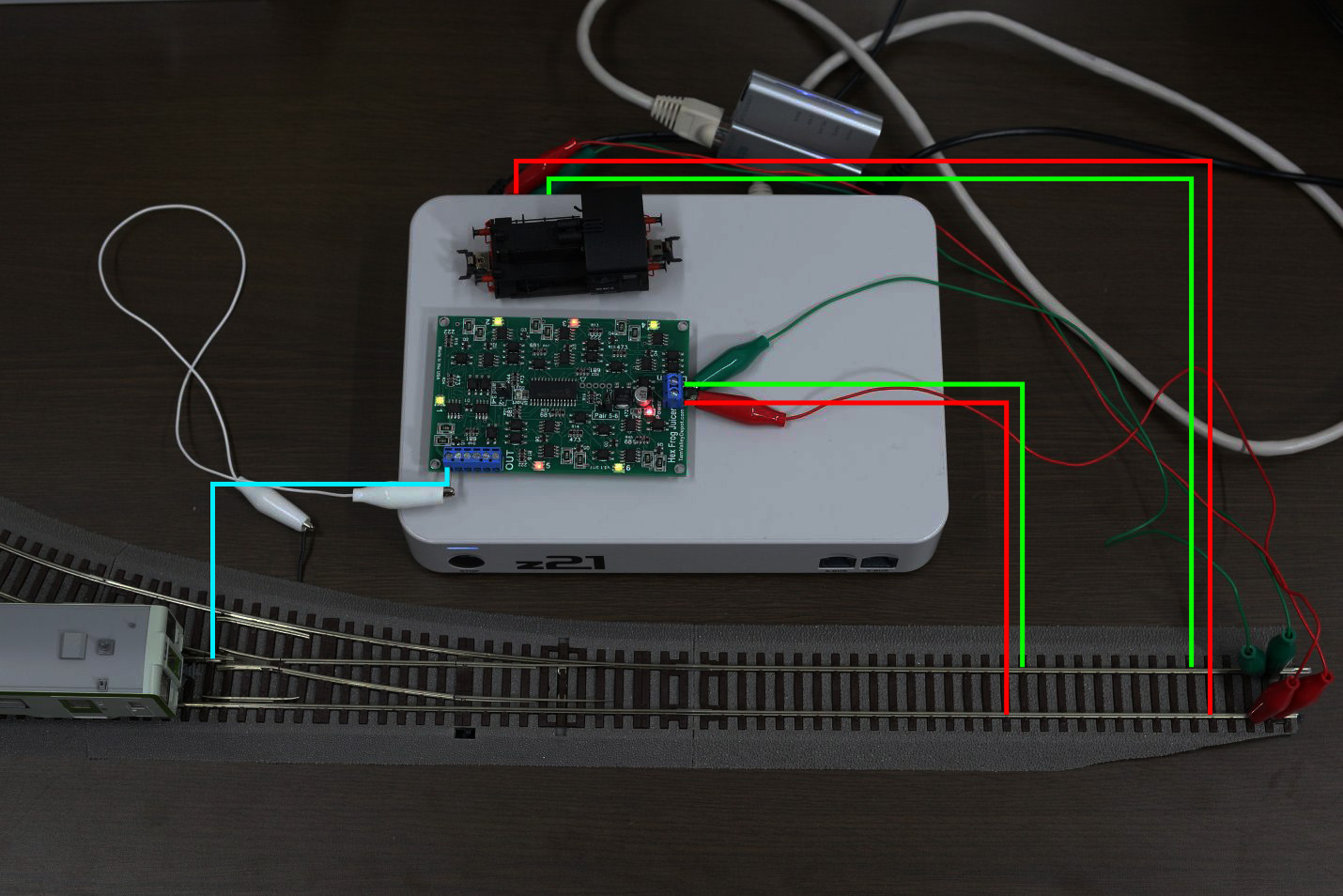 DCCの良い所はDCCで給電されている所ならどんなアクセサリーもモジュールも給電できて