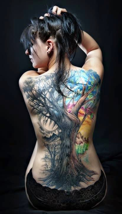 Tatuaje árbol a color gigante en la espalda