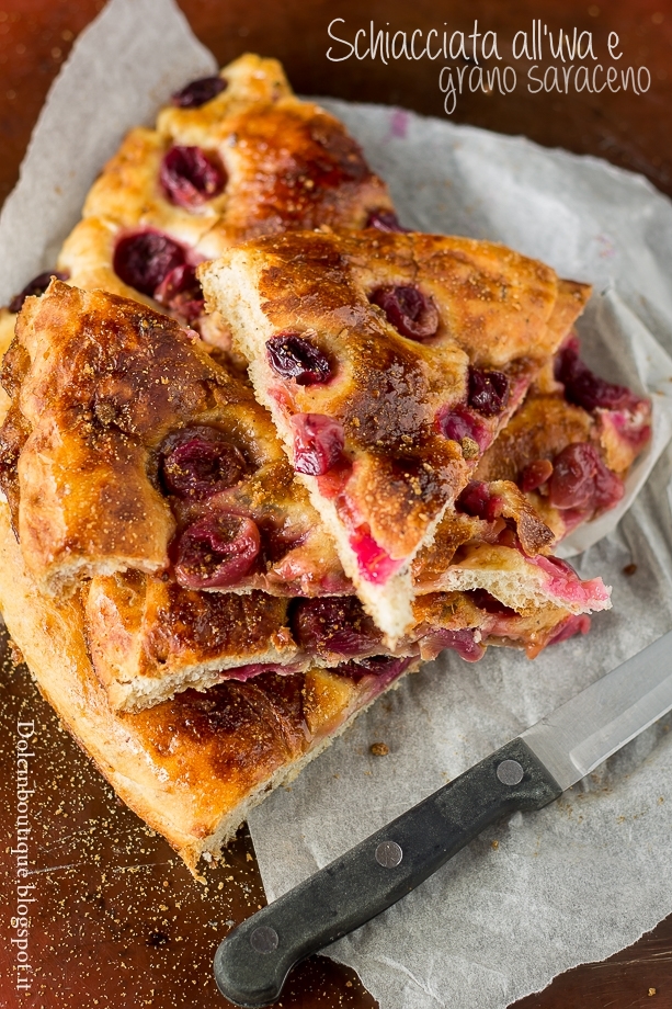 schiacciata dolce all'uva e grano saraceno