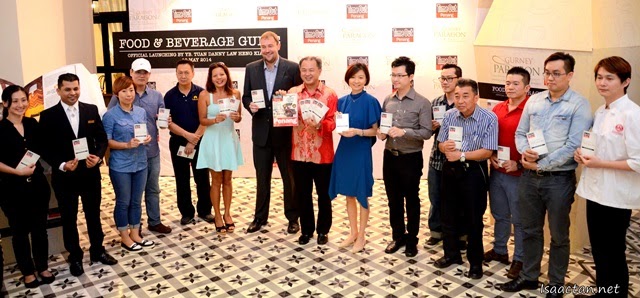 The VIPs with the various F&B representatives of Gurney Paragon Mall