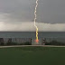 Εντυπωσιακό βίντεο: Τριπλός κεραυνός πέφτει στην θάλασσα!
