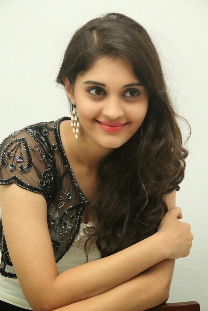 [Image: Actress-Surabhi-Latest-Photos-in-Jeans-a...ext-11.JPG]