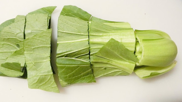 チンゲン菜は根元を切り落としたら4㎝幅に切る