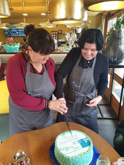 Cutting the cake, Geschäftspartner, 4Eck, Restaurant Garmisch, sustainable food, Eröffnung, yummy, good food, Neueröffnung, Uschi Glas, Kerstin Schumann Ishizuka, Sven Karge, Chef, Küchenchef, echt coole Küche, echt lecker