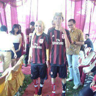 Unik! Sepasang Pengantin ini Hebohkan Netizen Karena Memakai Jersey Tim Sepak Bola Italia saat Pernikahannya. Unik! Sepasang Pengantin ini Hebohkan Netizen Karena Memakai Jersey Tim Sepak Bola Italia saat Pernikahannya.