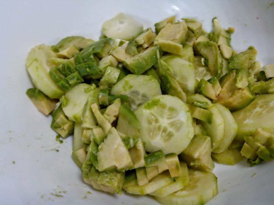 Fotografía del aguacate y del pepino cortados.