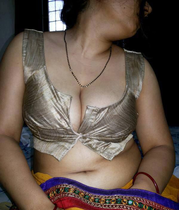 Hot Desi Girls Hot Desi Aunty With Big Boobs Exposing Deep Cleavage Pics