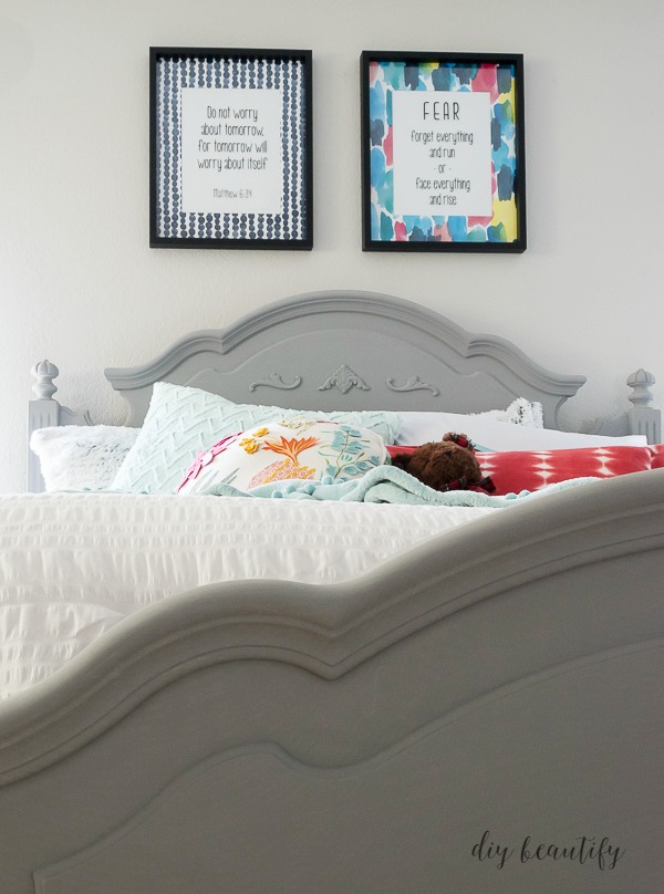 teen bedroom with DIY art  |  diy beautify