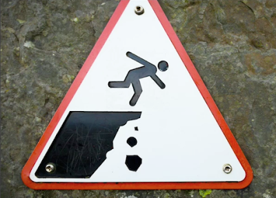 Effetto Seneca: Clima: camminare su un sentiero di montagna con gli occhi chiusi sperando che il burrone sia ancora molto lontano...