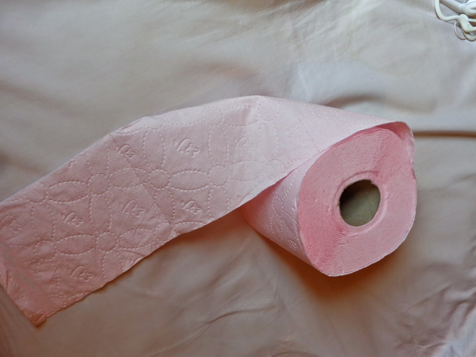 Розовая туалетная бумага. Туалетная бумага в колбасе. Туалетная бумага киска+. Туалетная бумага в сосисках.
