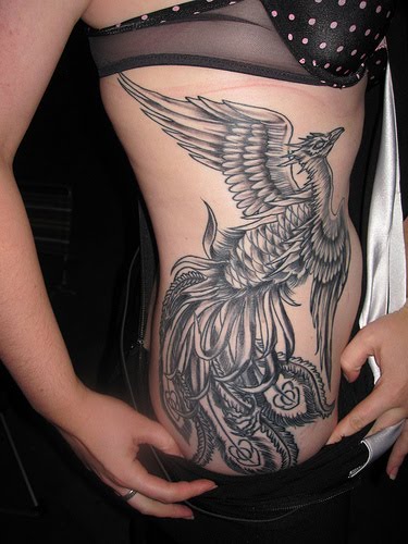 Tatuaje ave fenix blanco y negro
