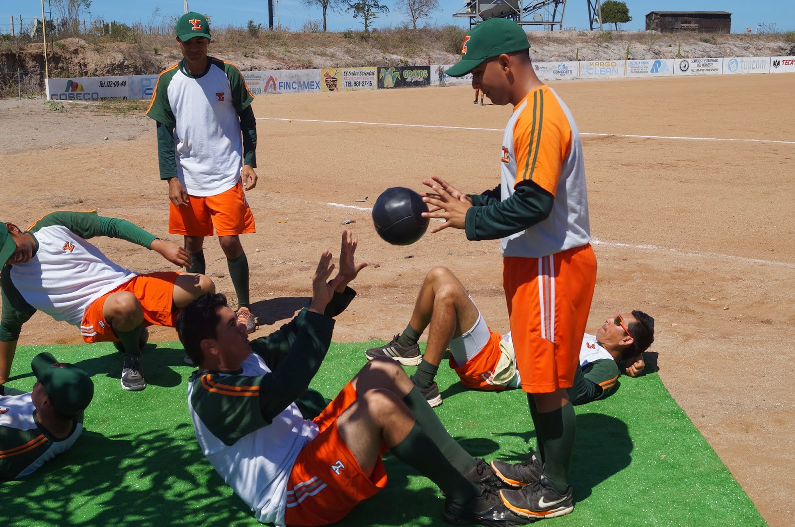 BEISBOL CAMPECHANO * Divertido trabajo de playa en el campamento‏ de los melenudos