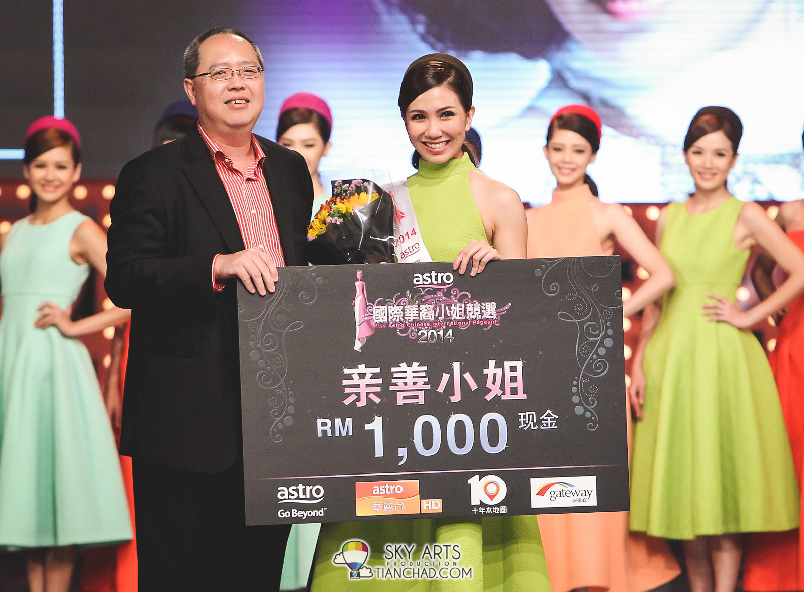2号佳丽朱婉婷获得众佳丽投选成为《Astro国际华裔小姐竞选2014》亲善小姐