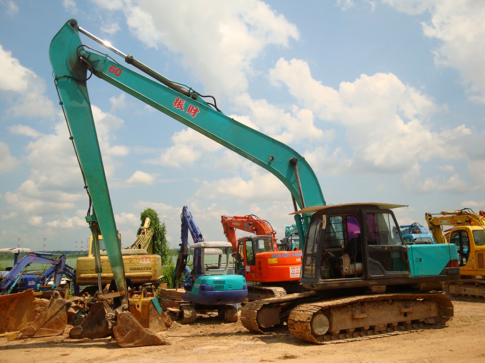 振財建築私人有限公司 Kobelco SK200 Long Arm Excavator
