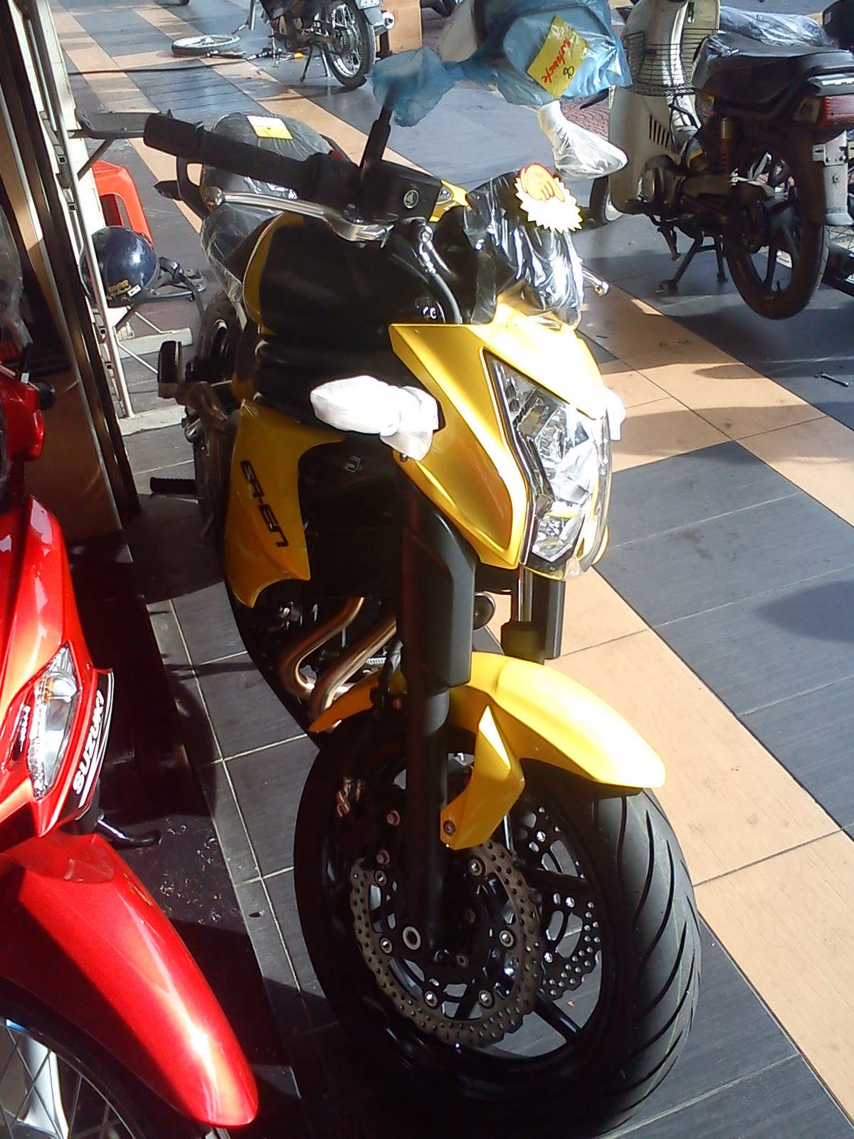tongkatmotor: Menjenggok Kawasaki er6n 2012 Di Kedai Motor