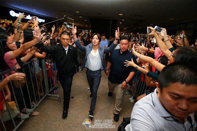 CNBLUE YongHwa sending out flying kisses to the crowd Photo by Mango Loke