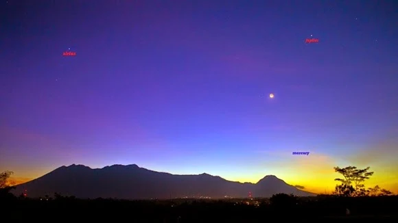 FOTO: Bulan, Jupiter dan Merkurius di Langit Kota Malang