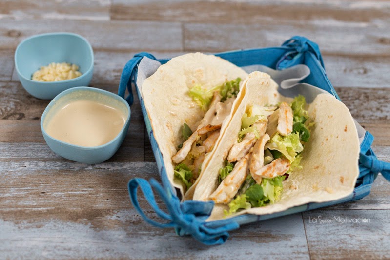 rollitos de pollo y salsa césar