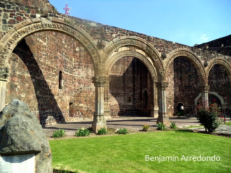 El Bable: La capilla abierta del convento de San Luis Obispo en Tlalmanalco,  Estado de México.
