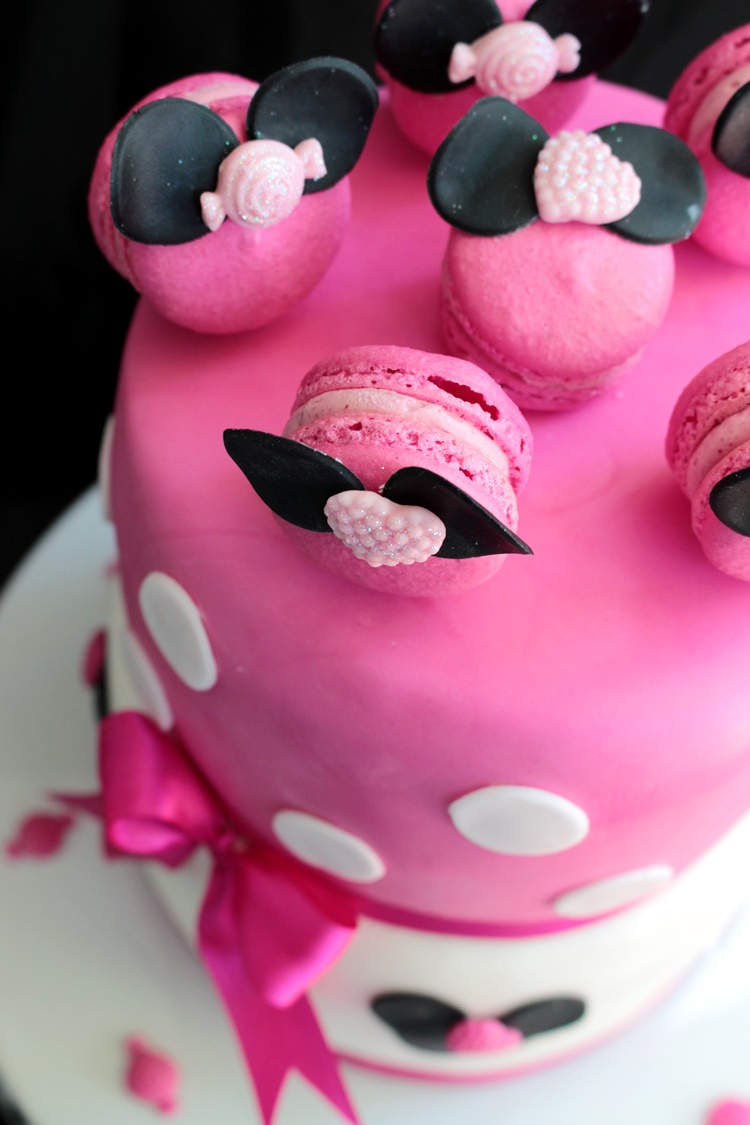 Minnie Maus Torte Mit Minnie Maus Macarons On Top Biskuitwerkstatt