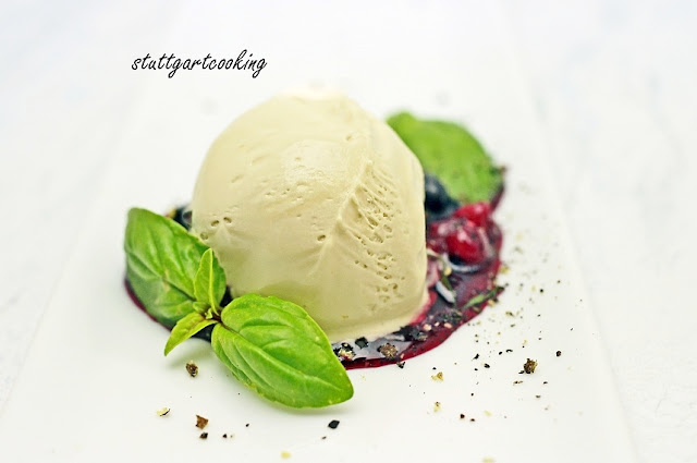 stuttgartcooking: Tonkabohnen-Eis an süß-sauren Beeren mit Balsamico ...