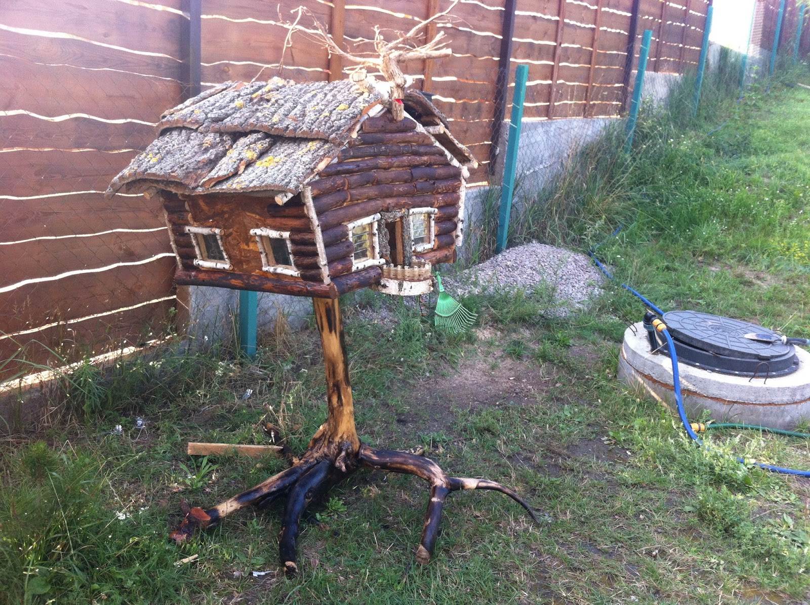 Избушка на курьих ножках своими руками для сада из цемента