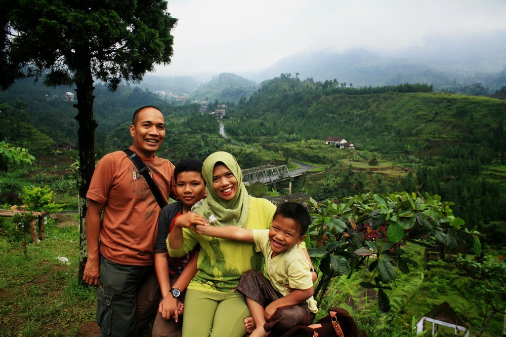 Berfoto bersama keluarga di sekitar gerbang masuk Obyek Wisata Guci, dengan latar belakang Gunung Slamet yang tertutup awan Berfoto bersama keluarga di sekitar gerbang masuk Obyek Wisata Guci, dengan latar belakang Gunung Slamet yang tertutup awan