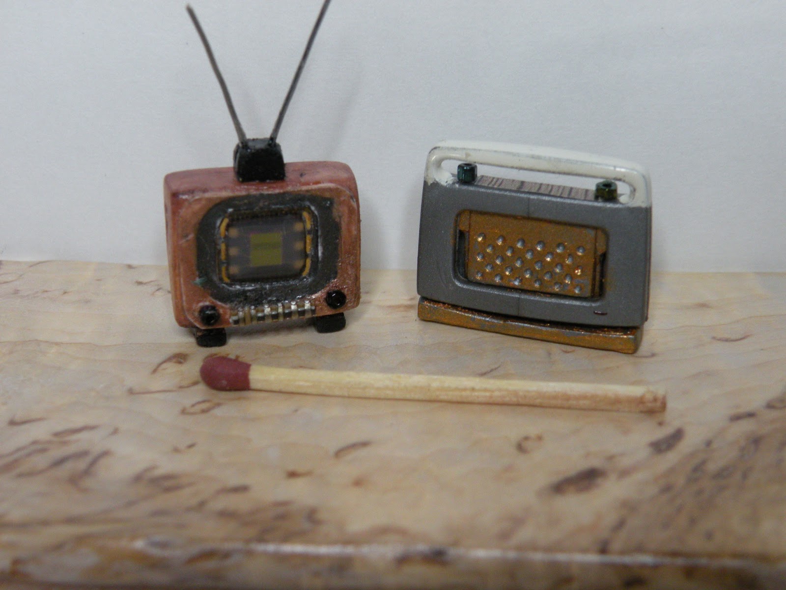 PIENI TALO, SUURI MAAILMA Pieni televisio ja radio PIENI TALO, SUURI MAAILMA Pieni televisio ja radio