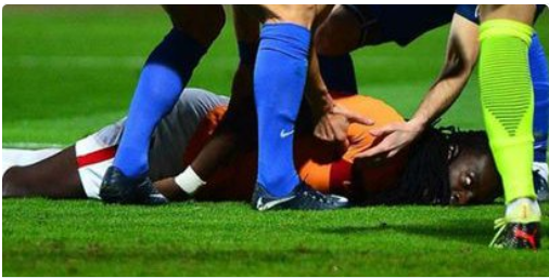 CHOC: l'attaquant français Bafetimbi Gomis s'évanouit en plein match (Vidéo)