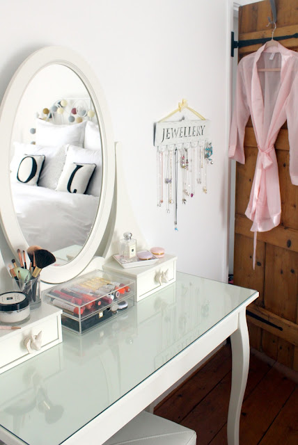 White bedroom dressing table