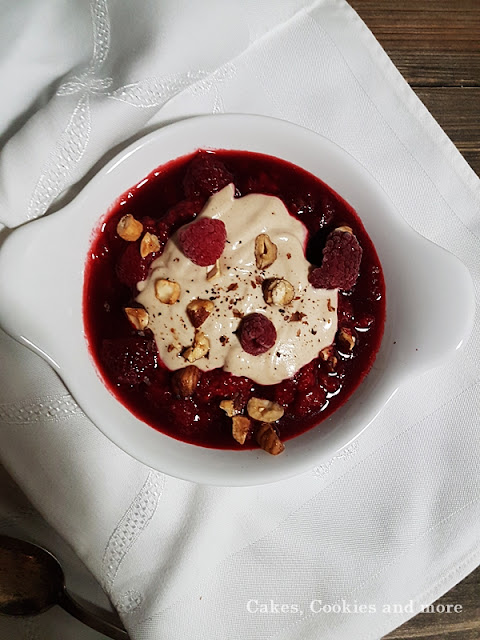 Vegane Cashew Creme mit Zimt, Vanille und Himbeeren