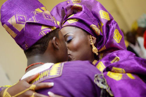 beijo de casamento nigeriano