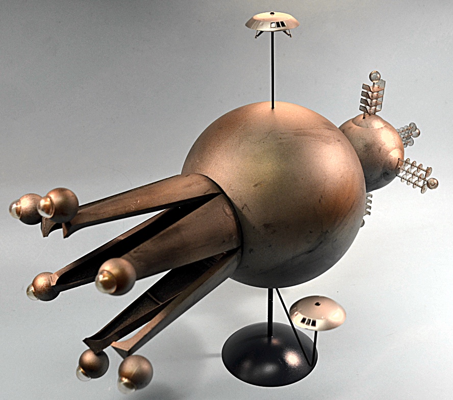 Scale Model News DERELICT ALIEN SPACECRAFT KIT FROM THE CLASSIC TV SERIES 'LOST IN SPACE'